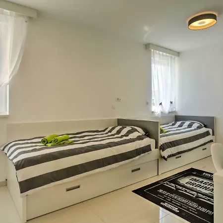 Vid By Interhome Vantacici